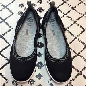CLARKS Cloudsteppers Women’s Black Slip-On Flats - US Size 6 M - EUC